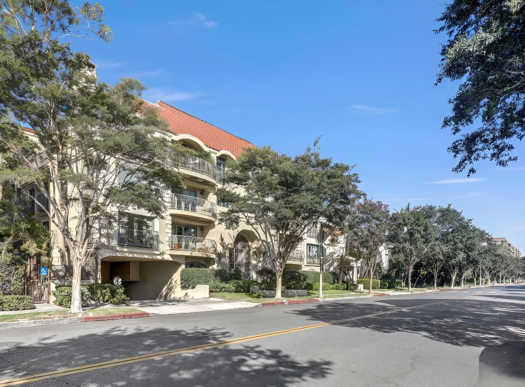 277 South Spalding Drive, Unit 102